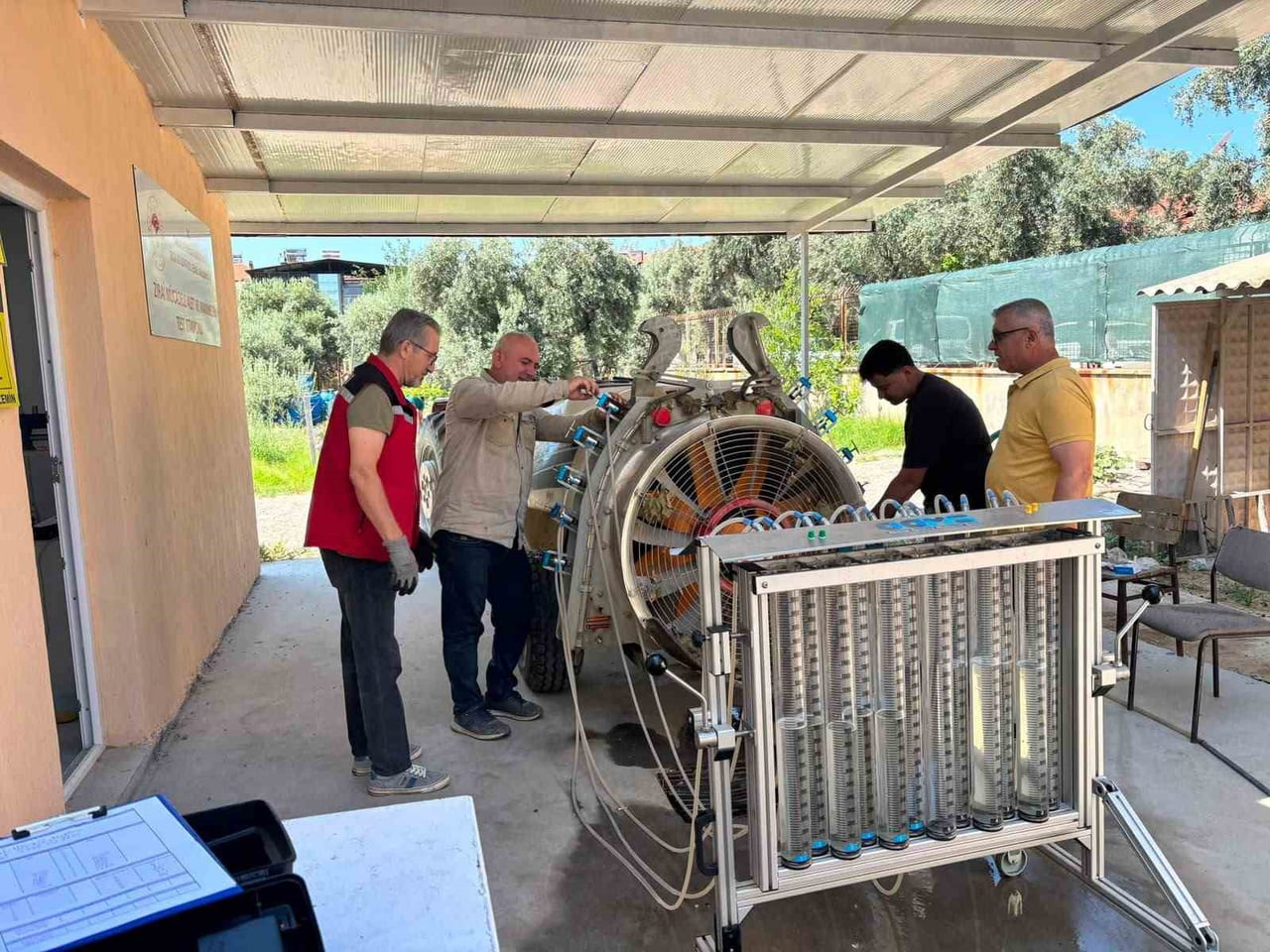 MANİSA'NIN SARIGÖL İLÇESİNDE KURULAN ZİRAİ MÜCADELE ALET VE MAKİNELERİ TEST İSTASYONU, İLAÇLAMA...
