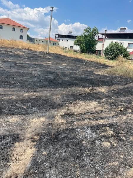 MANİSA'NIN SARIGÖL İLÇESİNDE OTLUK ALANDA ÇIKAN YANGIN, MAHALLE SAKİNLERİ VE İTFAİYE EKİPLERİNİN...