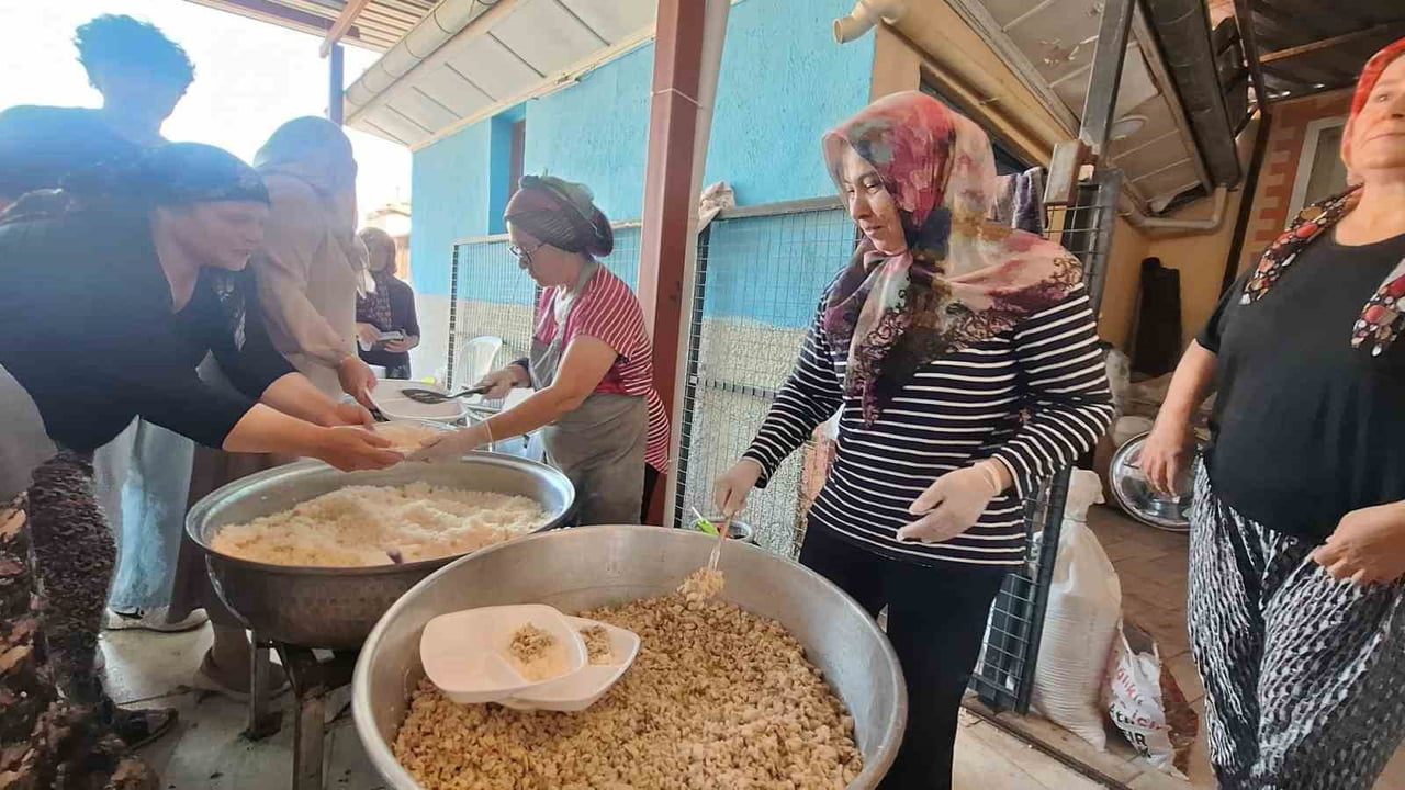 MANİSA'NIN SARIGÖL İLÇESİNE BAĞLI AŞAĞIKOÇAKLAR MAHALLESİ'NDE YAKLAŞIK 200 YILDIR SÜRDÜRÜLEN...