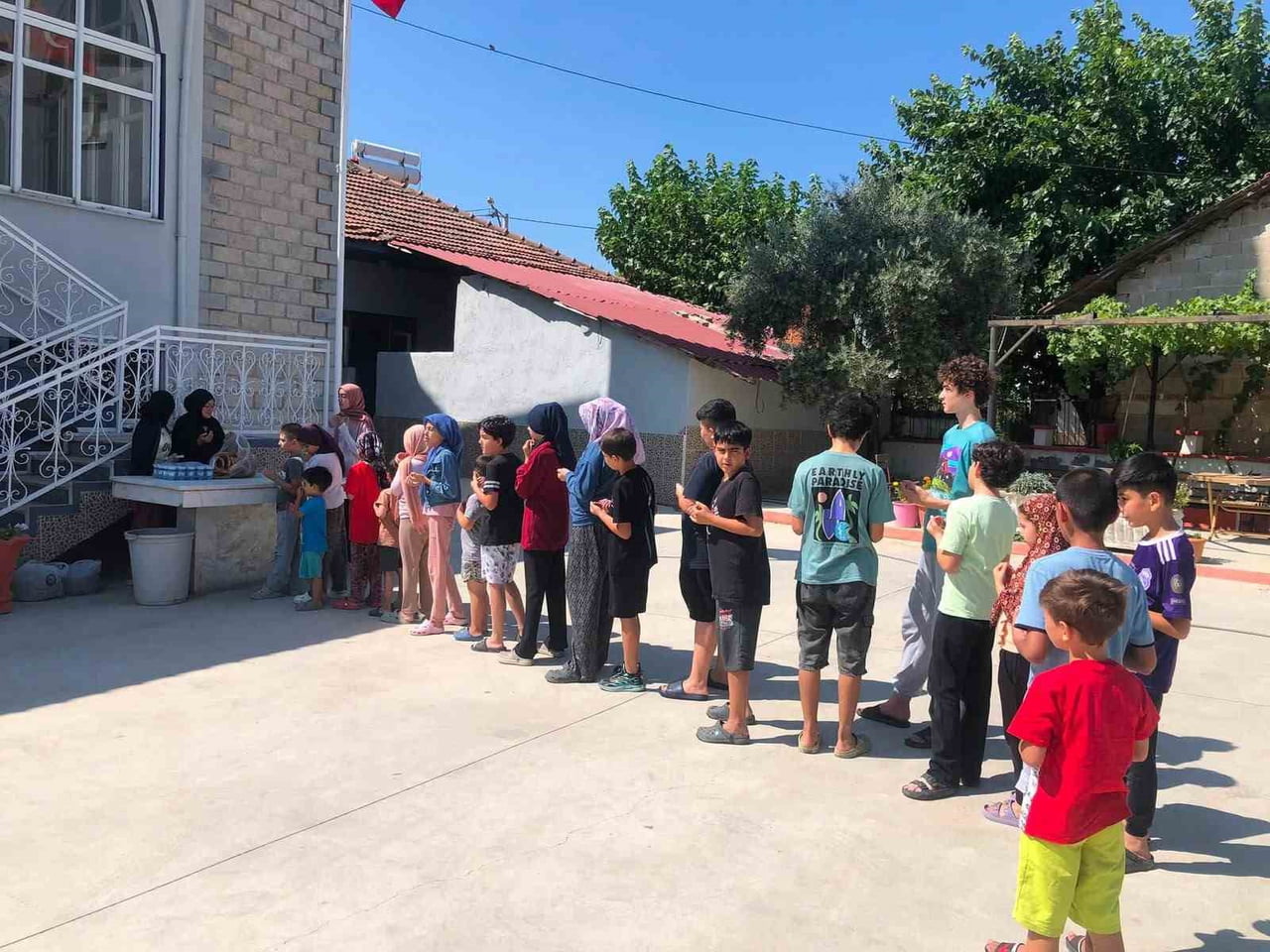 MANİSA'NIN SARIGÖL İLÇESİNE BAĞLI BEREKETLİ MAHALLESİ'NDE YILLARDIR SÜRDÜRÜLEN DAYANIŞMA GELENEĞİ...
