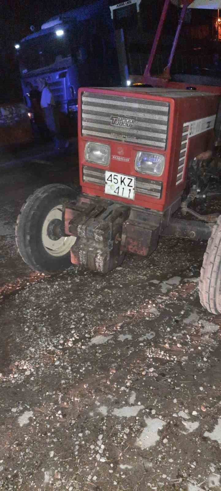 MANİSA'NIN SELENDİ İLÇESİNDE OTOMOBİL İLE TRAKTÖRÜN KAFA KAFAYA ÇARPIŞTIĞI TRAFİK KAZASINDA 2'Sİ...