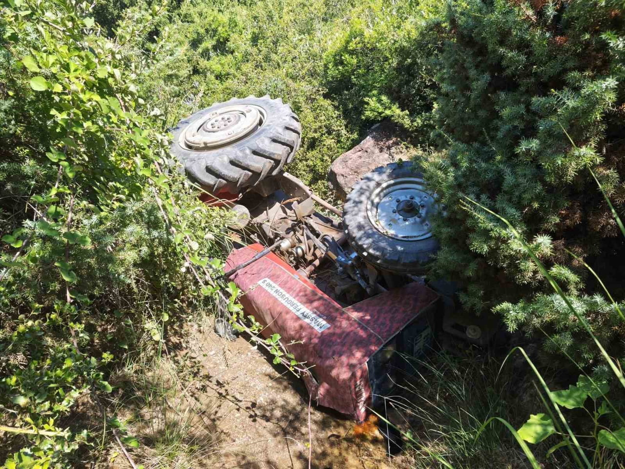 MANİSA'NIN TURGUTLU İLÇESİNDE KONTROLDEN ÇIKARAK DEREYE DEVRİLEN TRAKTÖRÜN SÜRÜCÜSÜ 71 YAŞINDAKİ...