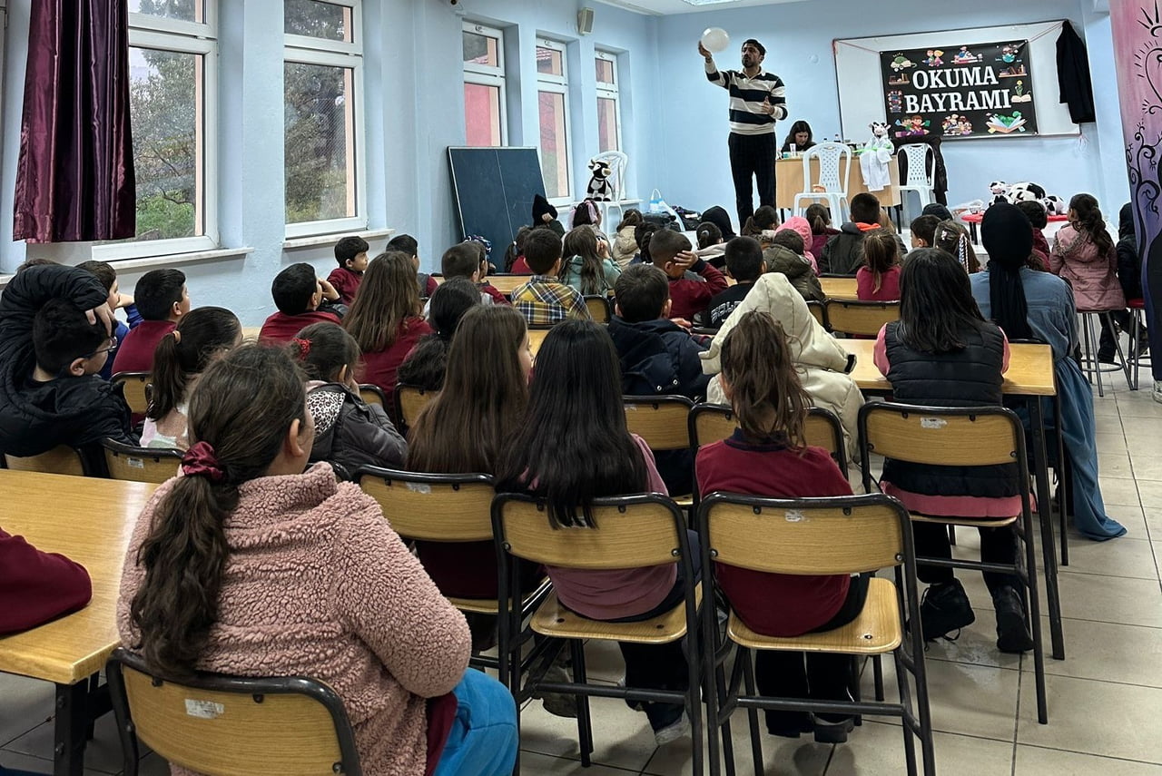 MANİSA'NIN YUNUSEMRE İLÇESİNDE BELEDİYE TARAFINDAN YÜRÜTÜLEN AĞIZ VE DİŞ SAĞLIĞI EĞİTİMLERİYLE...