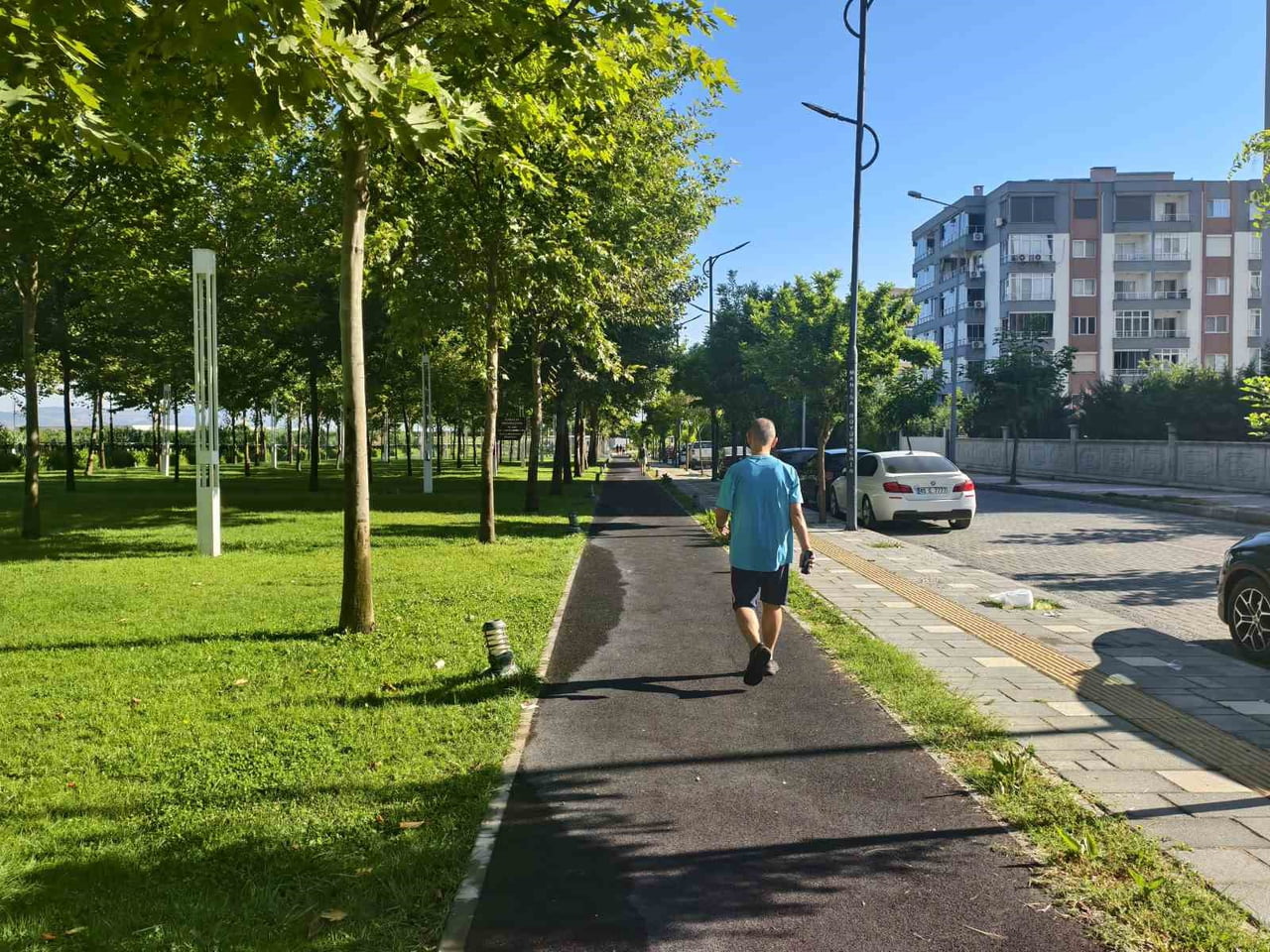 MANİSA'NIN YUNUSEMRE İLÇESİNDEKİ KARAÇAY YÜRÜYÜŞ ALANI'NDA DUYARSIZ VATANDAŞLARIN GERİDE BIRAKTIĞI...