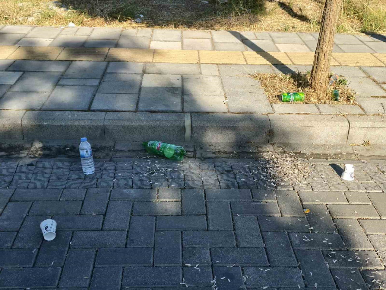 MANİSA'NIN YUNUSEMRE İLÇESİNDEKİ KARAÇAY YÜRÜYÜŞ ALANI'NDA DUYARSIZ VATANDAŞLARIN GERİDE BIRAKTIĞI...