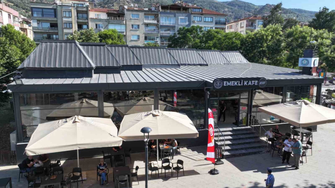 MANİSA BÜYÜKŞEHİR BELEDİYESİ'NİN ŞEHZADELER İLÇESİNDE HİZMETE AÇTIĞI EMEKLİ KAFE, UYGUN FİYATLARI...