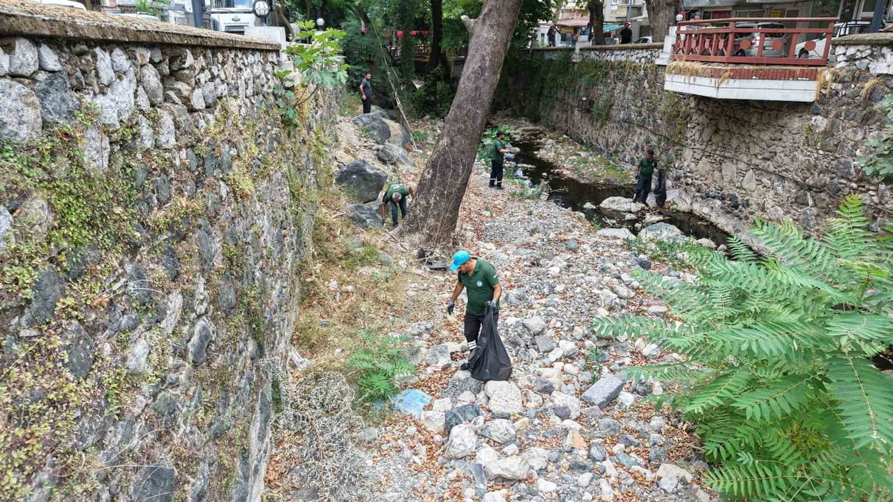 MANİSA BÜYÜKŞEHİR BELEDİYESİ İLE MASKİ EKİPLERİ, ÇAYBAŞI DERESİ'NDE KAPSAMLI TEMİZLİK ÇALIŞMASI...