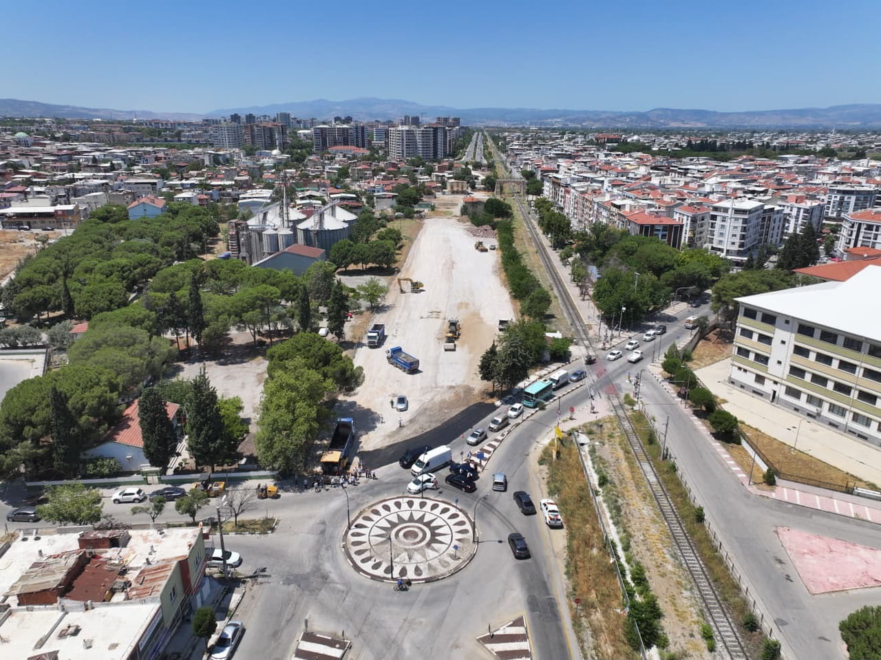MANİSA BÜYÜKŞEHİR BELEDİYESİ, KENT TRAFİĞİNİ RAHATLATMAK VE ULAŞIMI DAHA GÜVENLİ VE AKICI HALE...