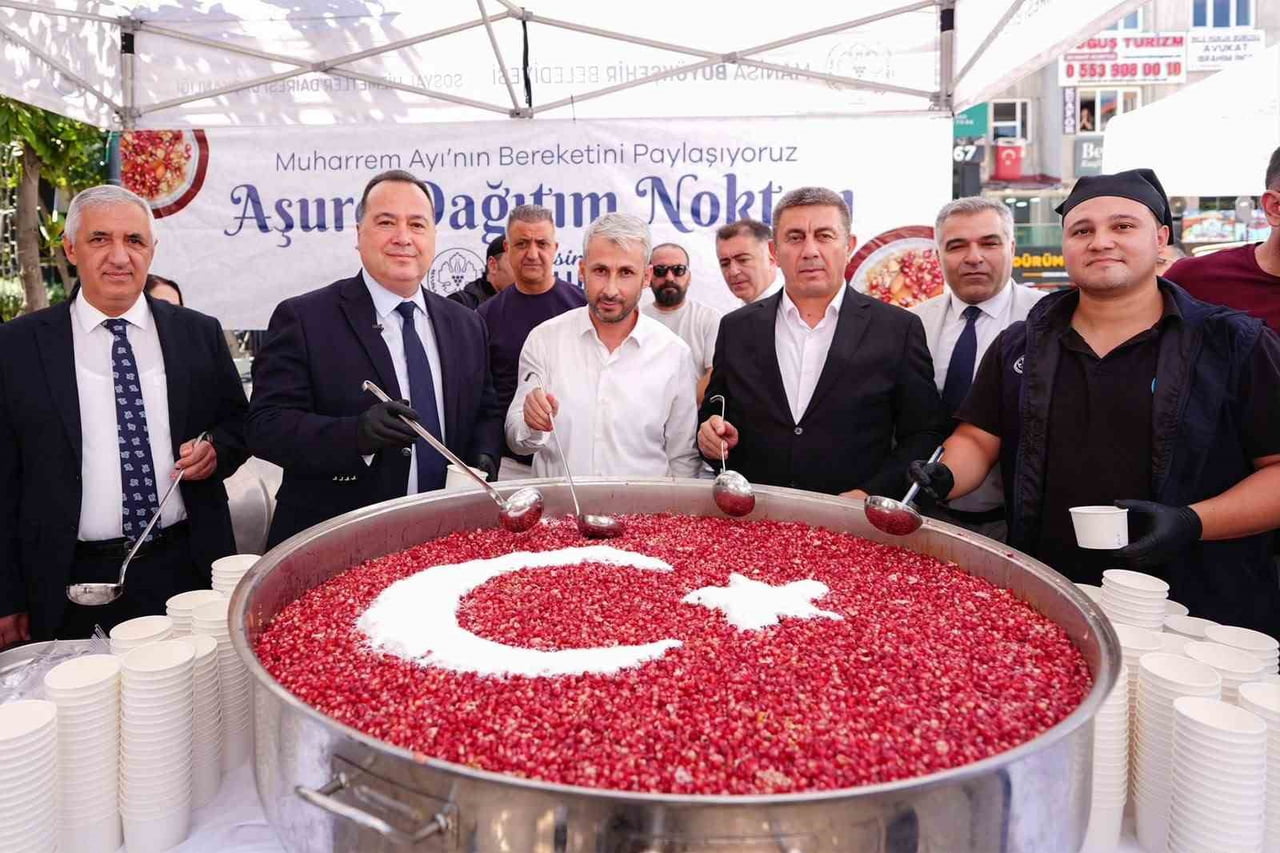 MANİSA BÜYÜKŞEHİR BELEDİYESİ, MUHARREM AYI BOYUNCA SÜRDÜRDÜĞÜ AŞURE İKRAMLARINI 15 TEMMUZ...