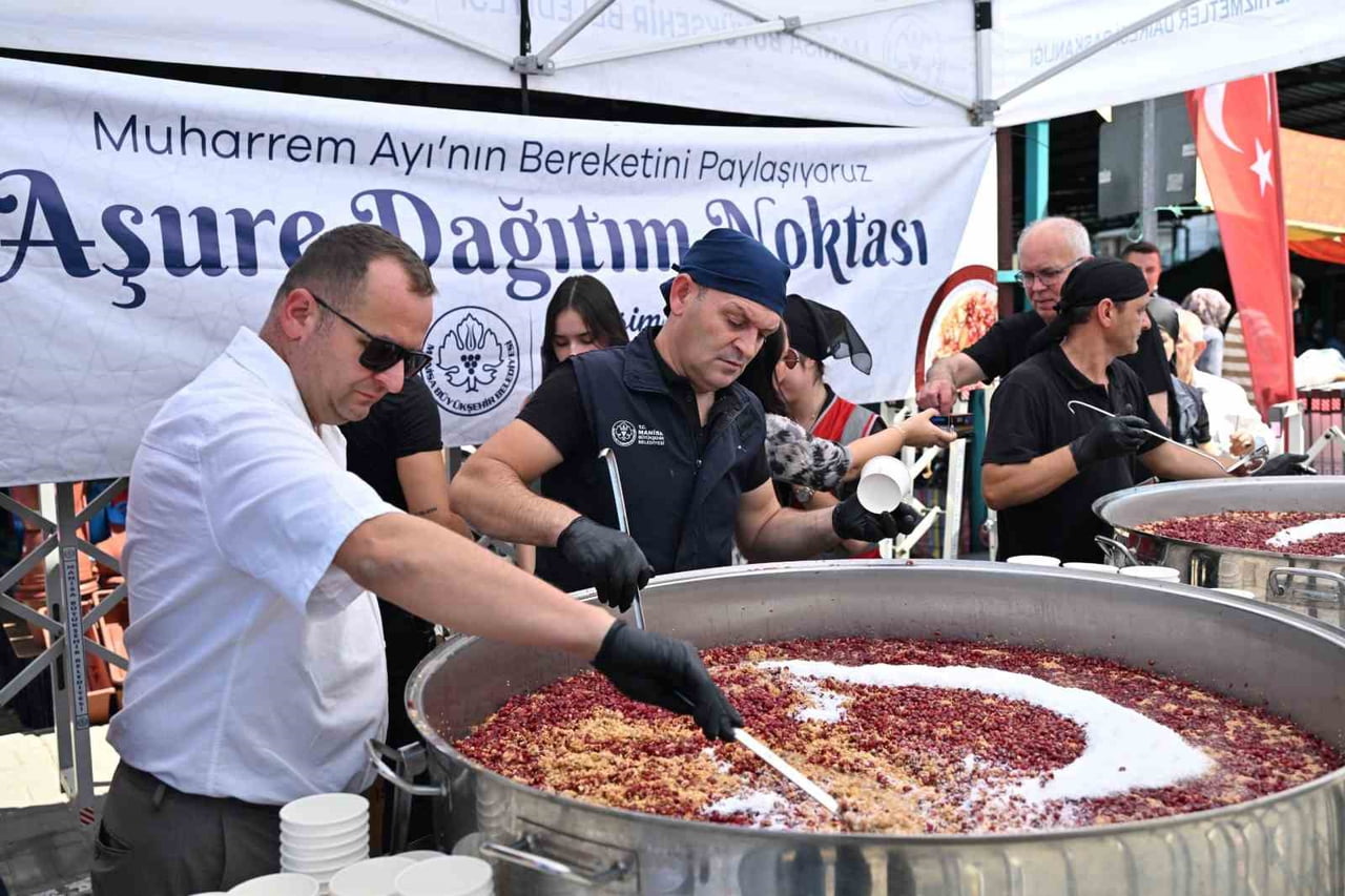 MANİSA BÜYÜKŞEHİR BELEDİYESİ, MUHARREM AYI DOLAYISIYLA DÜZENLEDİĞİ AŞURE İKRAMLARINI SÜRDÜRÜYOR....