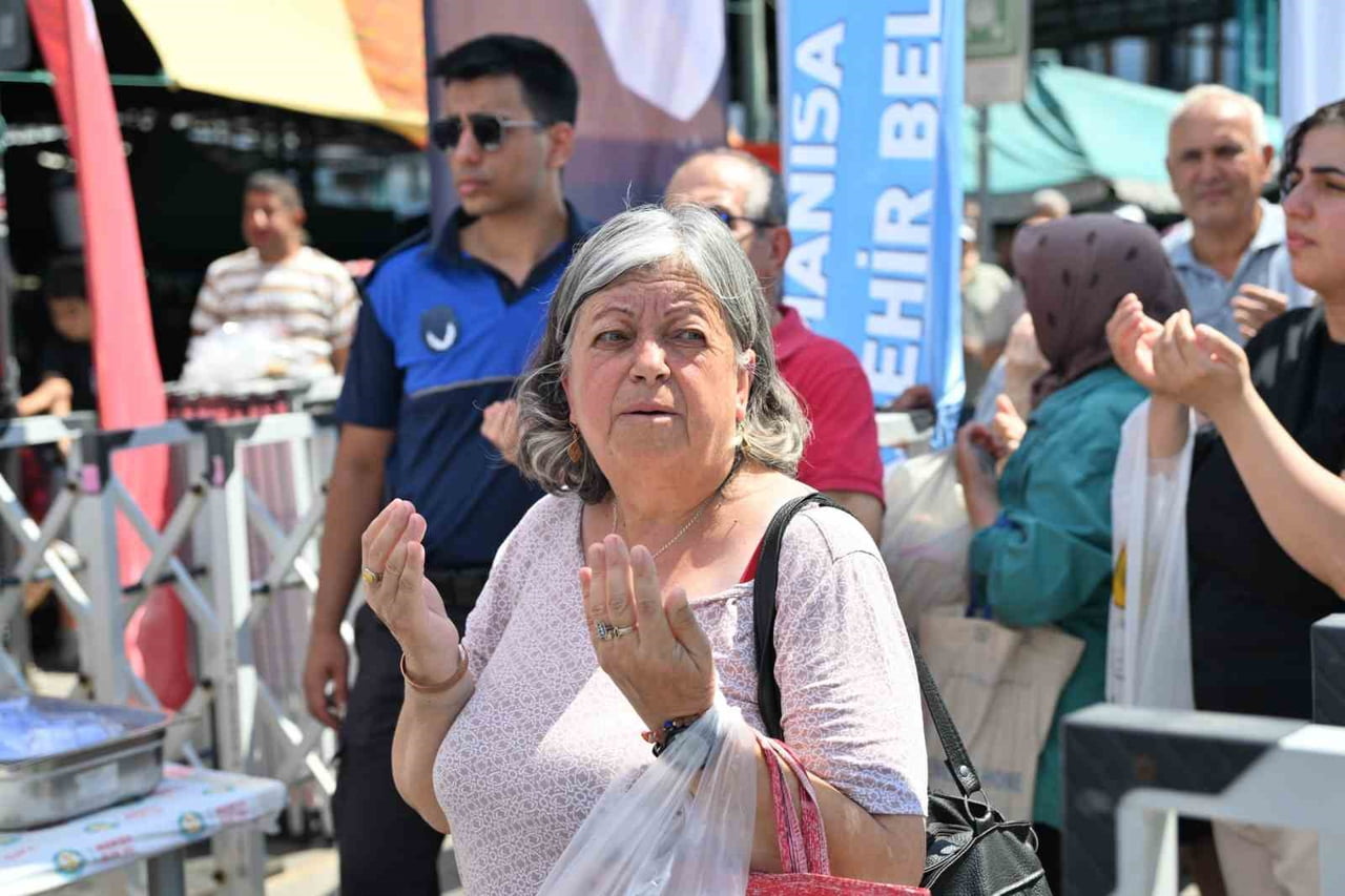 MANİSA BÜYÜKŞEHİR BELEDİYESİ, MUHARREM AYI DOLAYISIYLA DÜZENLEDİĞİ AŞURE İKRAMLARINI SÜRDÜRÜYOR....
