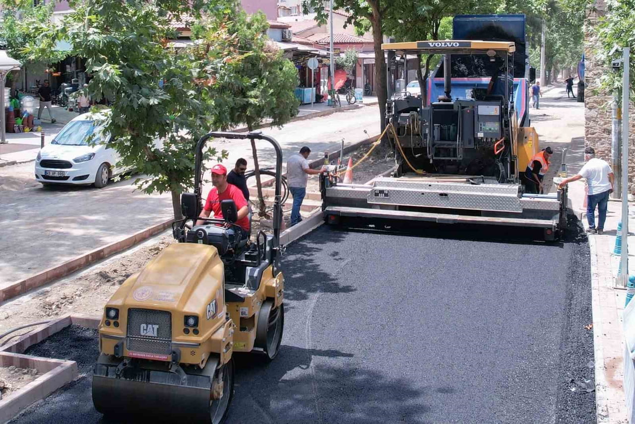 MANİSA BÜYÜKŞEHİR BELEDİYESİ TARAFINDAN ŞEHZADELER İLÇESİNDEKİ ÇARŞI BULVARI'NDA BAŞLATILAN...