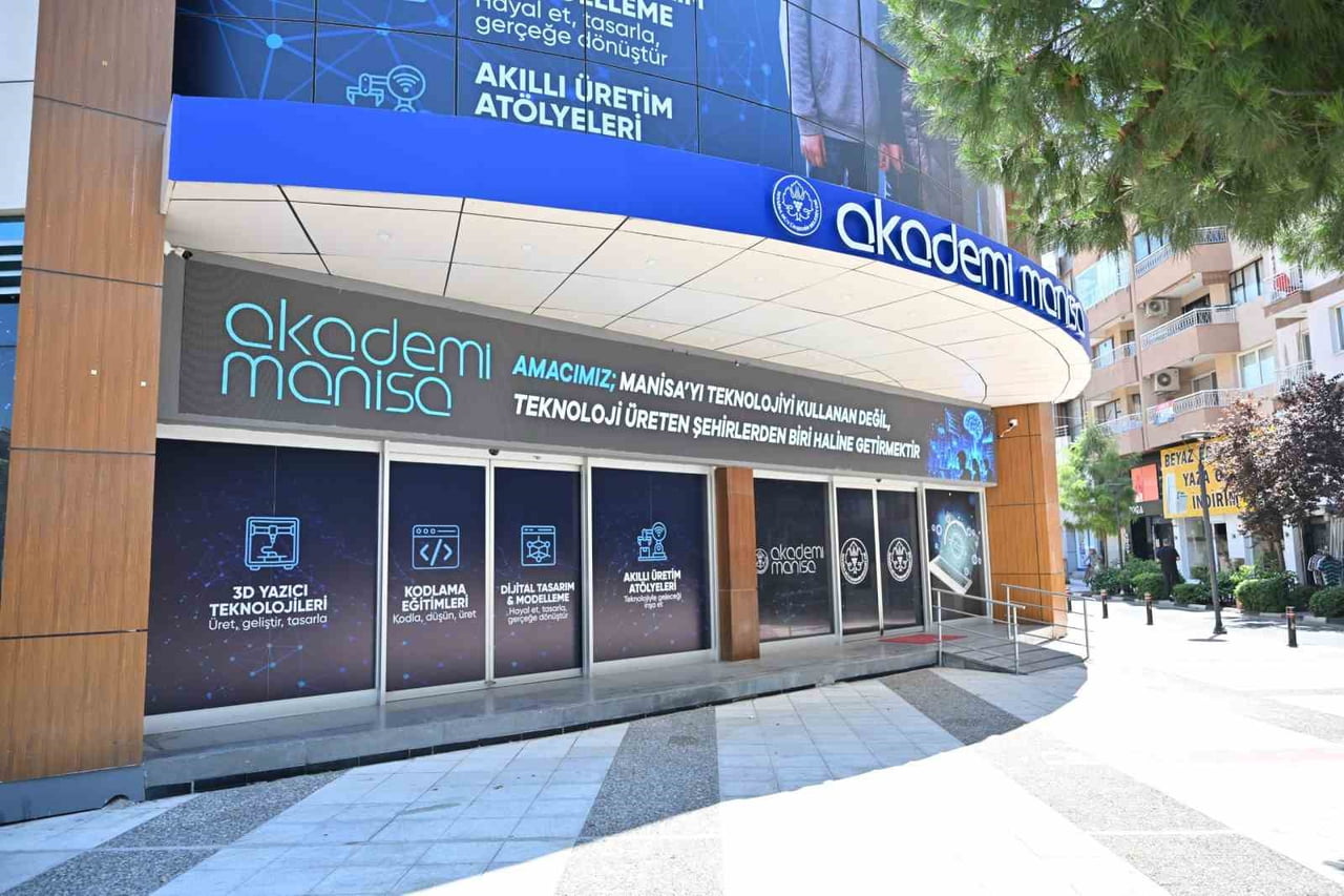 MANİSA BÜYÜKŞEHİR BELEDİYESİNİN HAYATA GEÇİRDİĞİ AKADEMİ MANİSA, ÜCRETSİZ TEKNOLOJİ EĞİTİMLERİYLE...