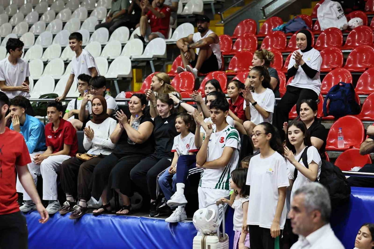 MANİSA’DA DÜZENLENEN ANADOLU YILDIZLAR LİGİ (ANALİG) KARATE 1. ETAP 2. GRUP KIZLAR VE ERKEKLER...