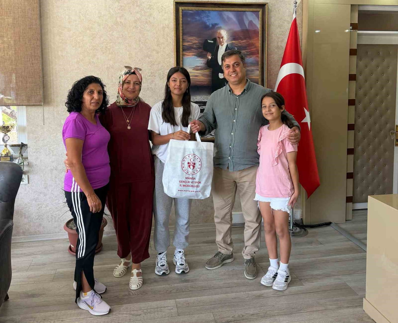 MANİSA GENÇLİK VE SPOR İL MÜDÜRÜ YUNUS ÖZTÜRK, 2025-2026 SEZONUNDA ATLETİZMDE 4 TÜRKİYE...