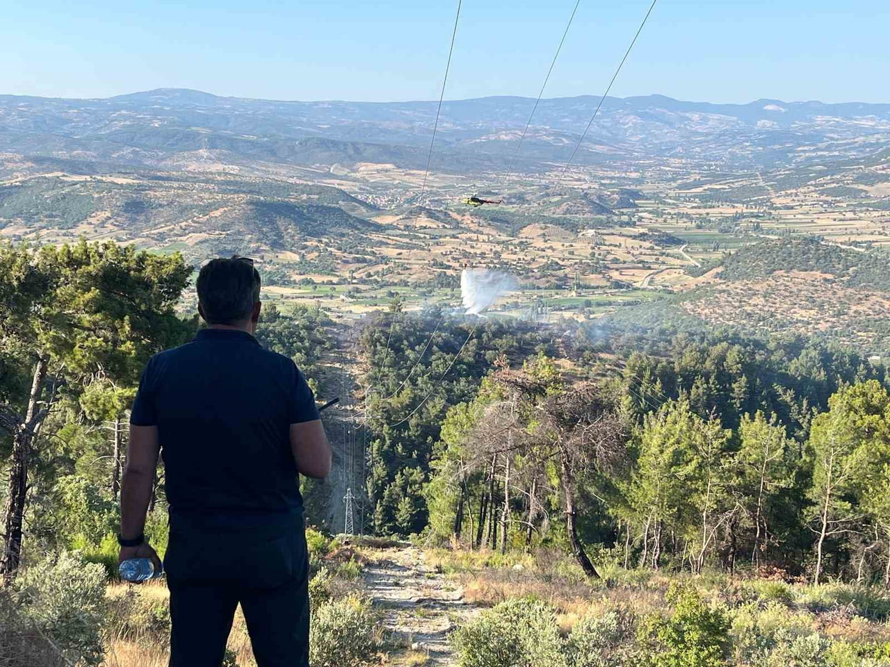 MANİSA’NIN DEMİRCİ İLÇESİNDE ÇIKAN ORMAN YANGINI, EKİPLERİN HAVADAN VE KARADAN YAKLAŞIK 3 SAAT...