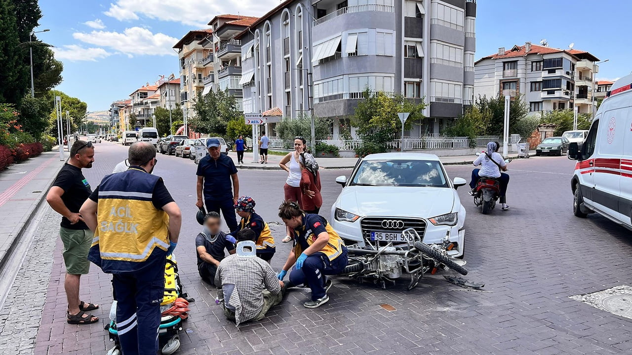 MANİSA’NIN KULA İLÇESİNDE OTOMOBİL İLE MOTOSİKLETİN ÇARPIŞTIĞI TRAFİK KAZASINDA 2 KİŞİ...