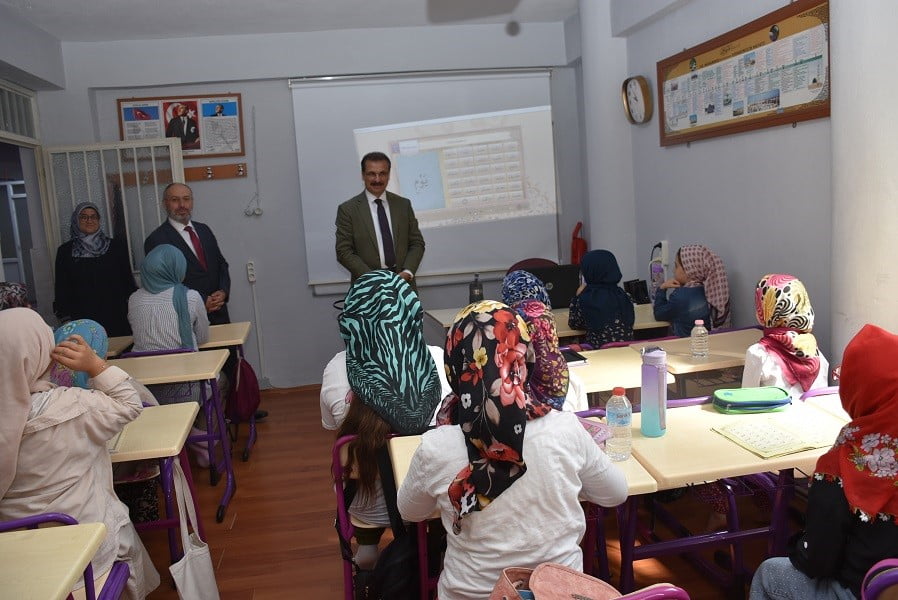 MANİSA’NIN SALİHLİ İLÇE KAYMAKAMI ALİ GÜLDOĞAN, İLÇE MÜFTÜSÜ ALİ ÇEBİ İLE BİRLİKTE CUMHURİYET...