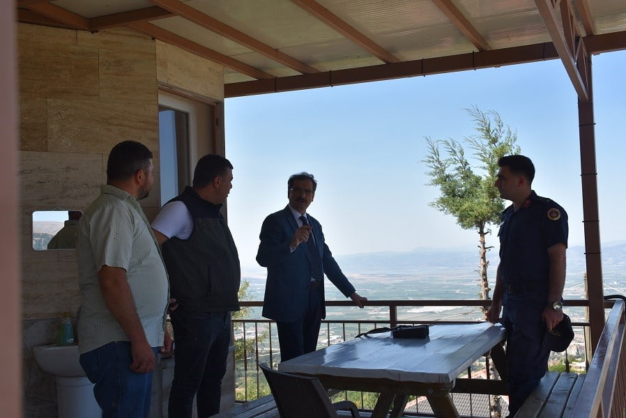 MANİSA’NIN SALİHLİ İLÇESİ KAYMAKAMI ALİ GÜLDOĞAN, ALLAHDİYEN MAHALLESİ'NDE BULUNAN DUMAN AVCILARI...