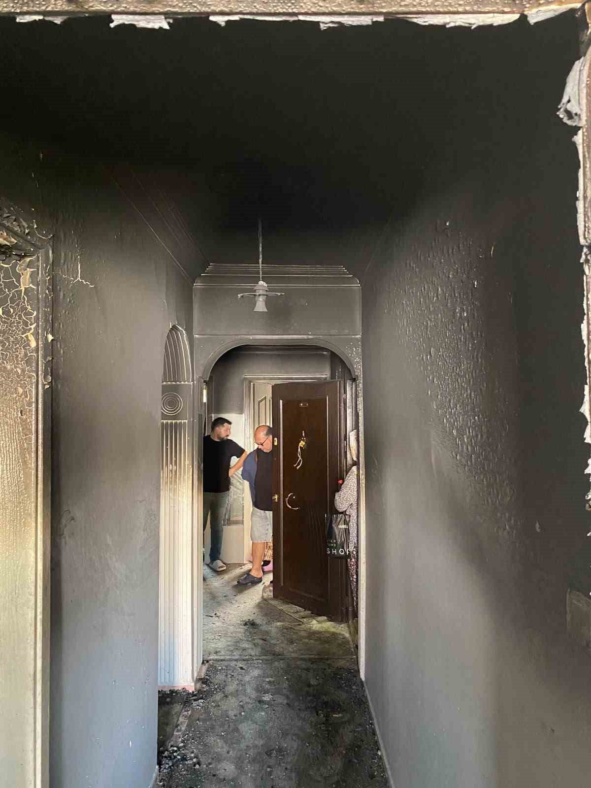 MANİSA’NIN SALİHLİ İLÇESİNDE 4 KATLI BİR APARTMANIN SON KATINDA ÇIKAN YANGIN, İTFAİYE EKİPLERİNİN...