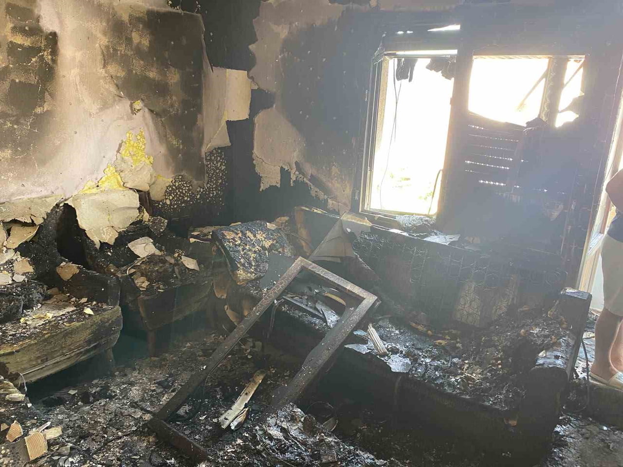 MANİSA’NIN SALİHLİ İLÇESİNDE 4 KATLI BİR APARTMANIN SON KATINDA ÇIKAN YANGIN, İTFAİYE EKİPLERİNİN...