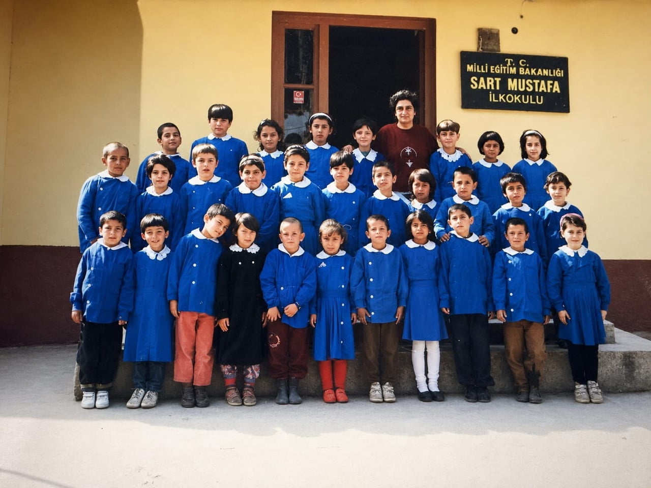 MANİSA’NIN SALİHLİ İLÇESİNDE İLKOKUL YILLARINDA AYNI SIRALARI PAYLAŞAN ARKADAŞLAR...