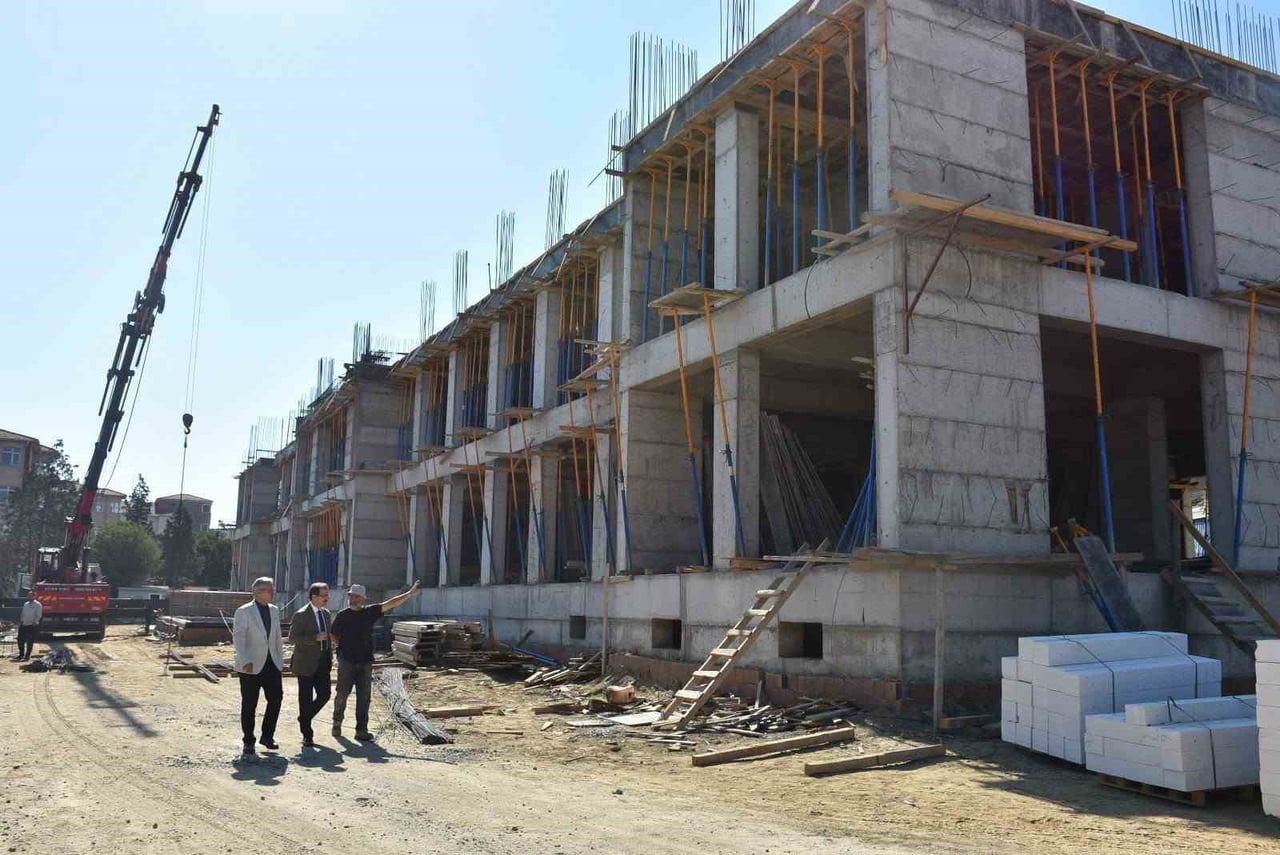 MANİSA’NIN SALİHLİ İLÇESİNDE YIK-YAP PROJESİ KAPSAMINDA YAPIMI DEVAM EDEN 32 DERSLİKLİ FAHRİYE...