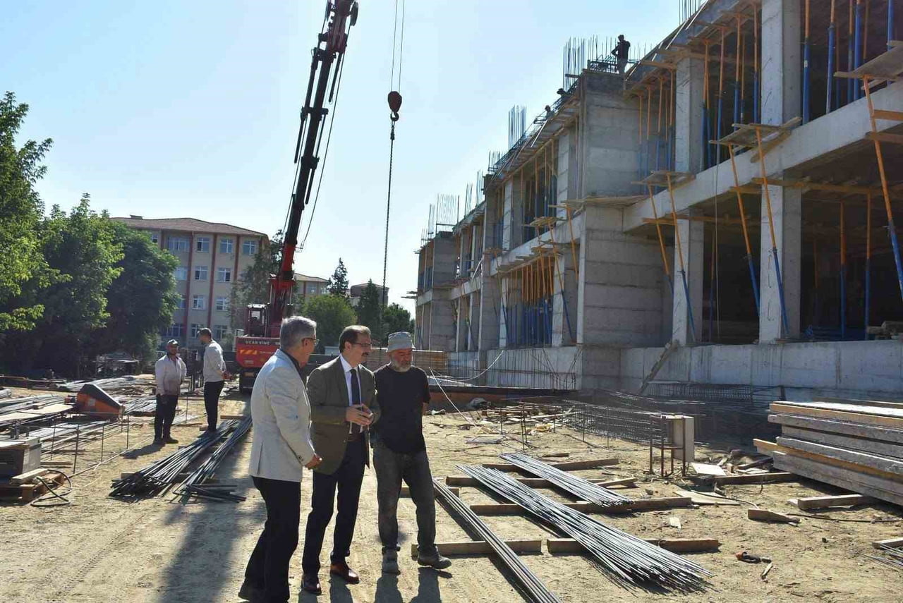 MANİSA’NIN SALİHLİ İLÇESİNDE YIK-YAP PROJESİ KAPSAMINDA YAPIMI DEVAM EDEN 32 DERSLİKLİ FAHRİYE...