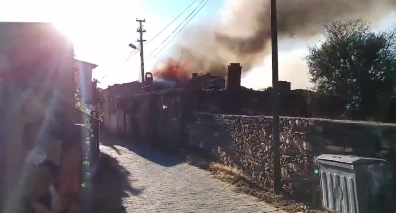 MANİSA’NIN SALİHLİ İLÇESİNİN KIRSAL TARİHİ KEMER MAHALLESİ'NDE ÇIKAN YANGINDA BİR EV KULLANILAMAZ...