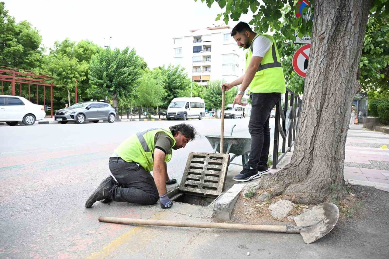 MANİSA SU VE KANALİZASYON İDARESİ (MASKİ) GENEL MÜDÜRLÜĞÜ, 17 İLÇEDE YAĞMUR SUYU IZGARALARINDA...