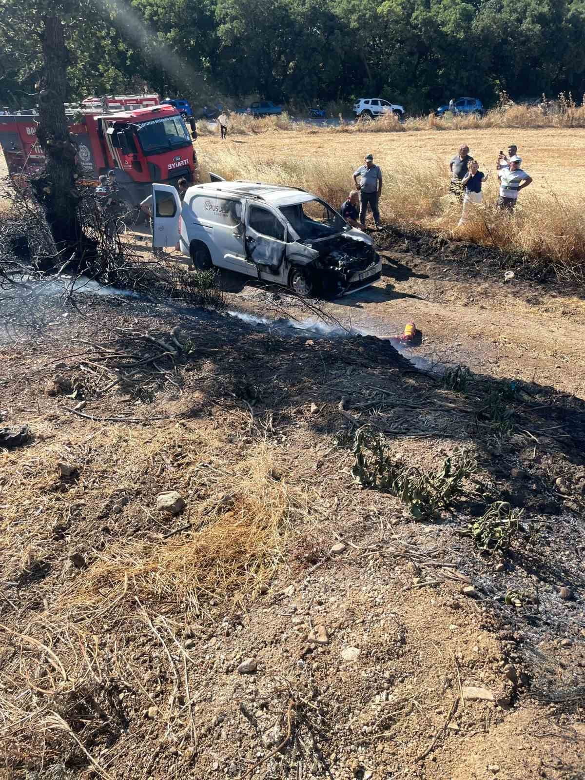 MANYAS'TA YANAN ARAÇTAN OTLUK ALANA SIÇRAYAN YANGIN SÖNDÜRÜLDÜ