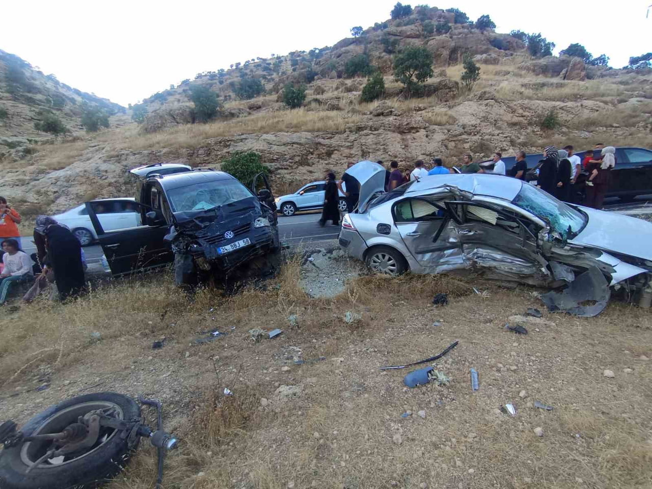 MARDİN'DE İKİ OTOMOBİLİN ÇARPIŞMASI SONUCU 9 KİŞİ YARALANDI.