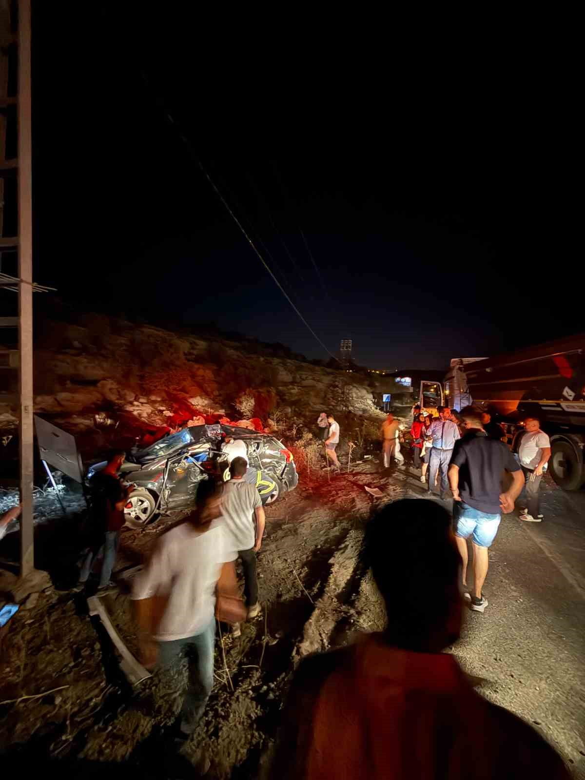 MARDİN'DE OTOMOBİL İLE KAMYONETİN ÇARPIŞMASI SONUCU 3 KİŞİ HAYATINI KAYBETTİ, 5 KİŞİ...
