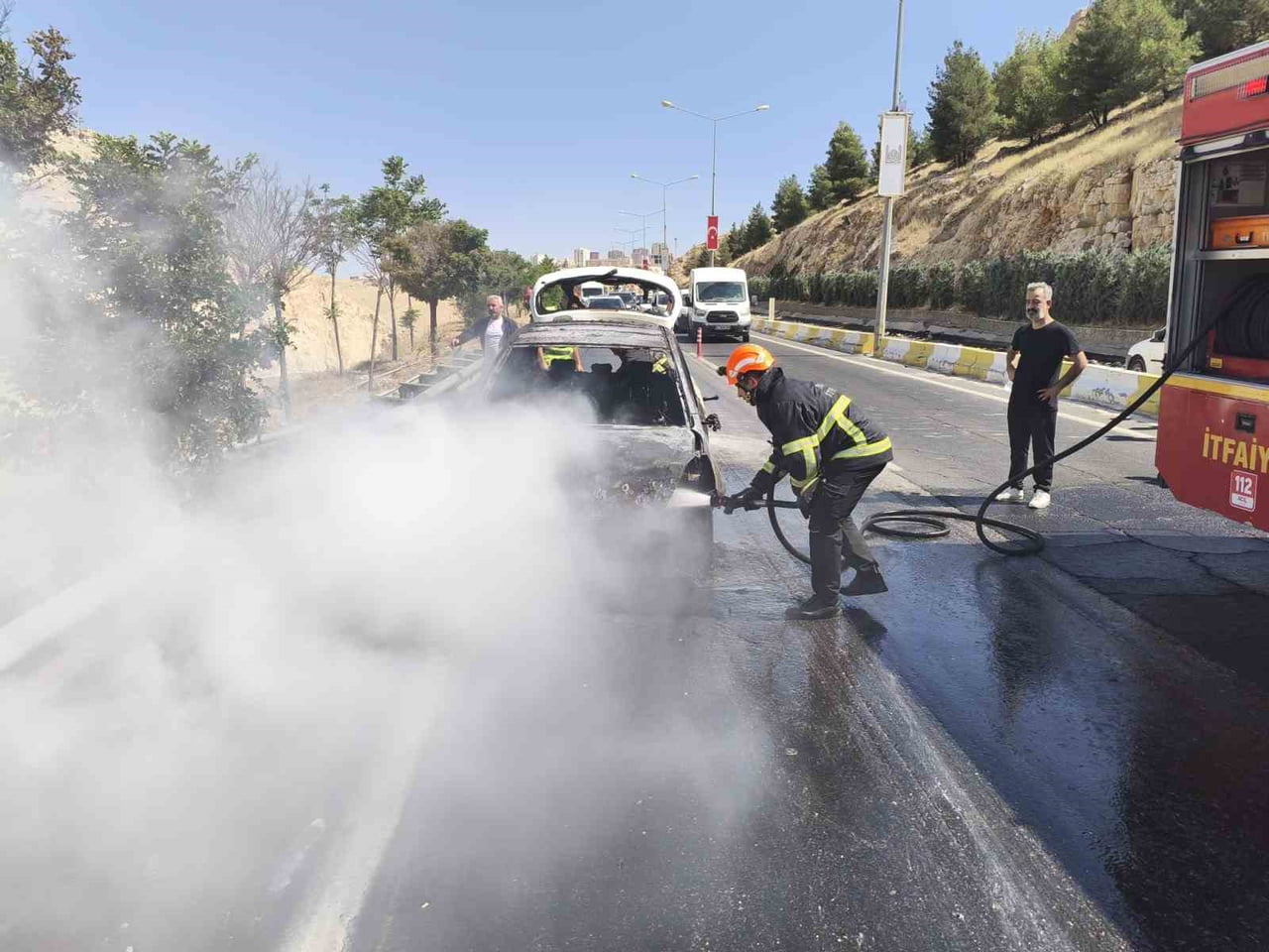 MARDİN'DE SEYİR HALİNDEKİ OTOMOBİLDE ÇIKAN YANGIN İTFAİYE EKİPLERİNCE SÖNDÜRÜLDÜ.