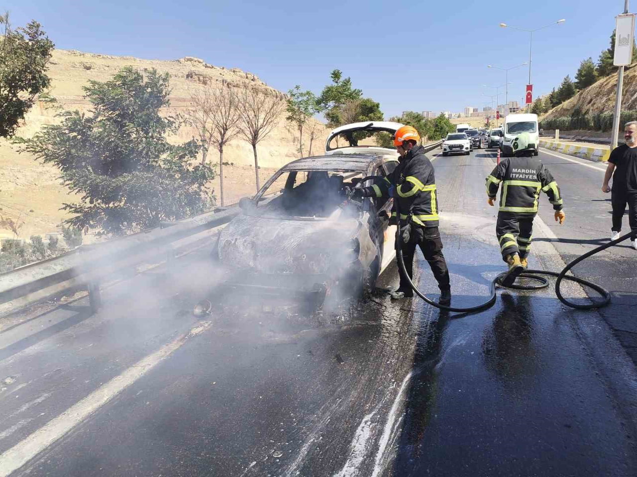 MARDİN'DE SEYİR HALİNDEKİ OTOMOBİLDE YANGIN ÇIKTI