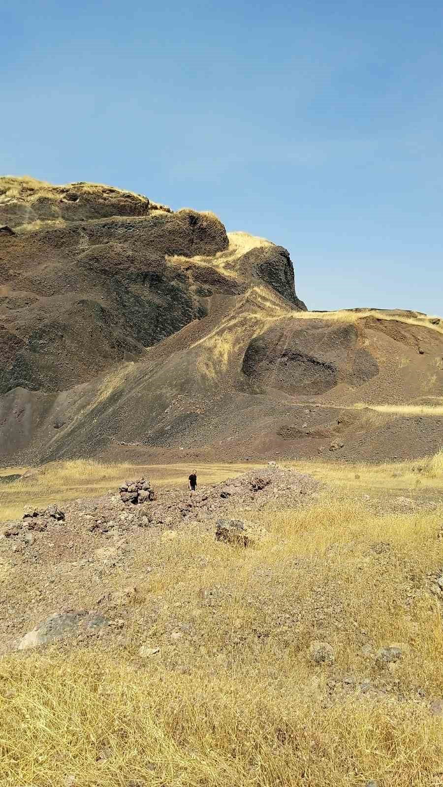 MARDİN'İN DERİK İLÇESİNDE ÇIKAN ANIZ YANGINI İTFAİYE EKİPLERİNİN MÜDAHALESİYLE...