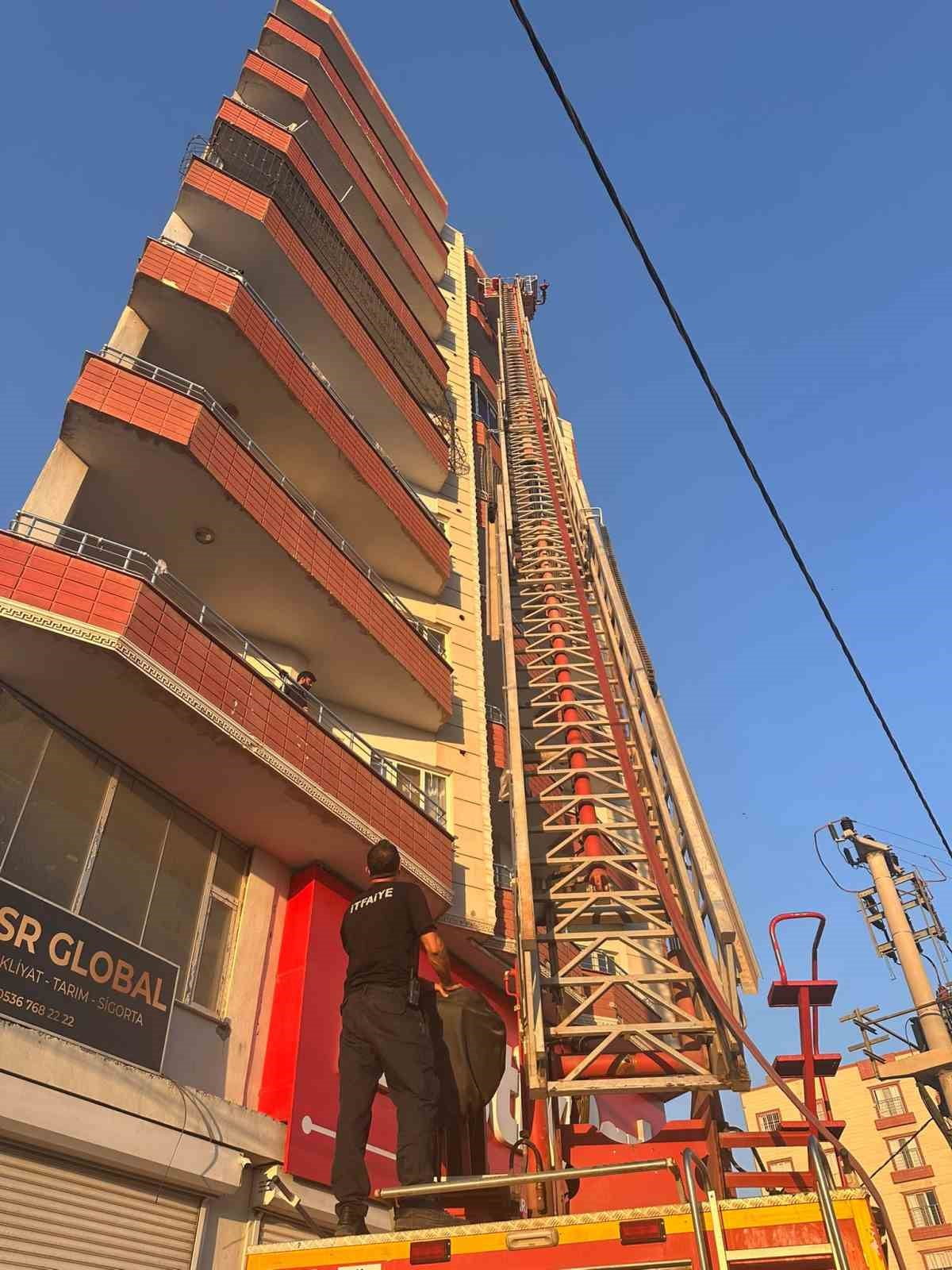 MARDİN'İN KIZILTEPE İLÇESİNDE 7 KATLI APARTMANIN SON KATINDAKİ DAİREDE ÇIKAN YANGIN, İTFAİYE...