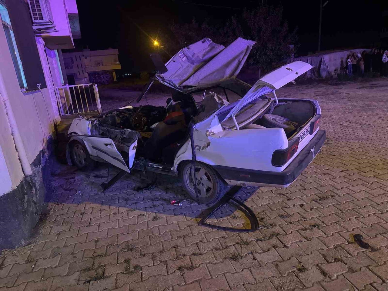 MARDİN'İN KIZILTEPE İLÇESİNDE OTOMOBİL İLE TRAKTÖRÜN ÇARPIŞMASI SONUCU 1'İ ÇOCUK 4 KİŞİ...
