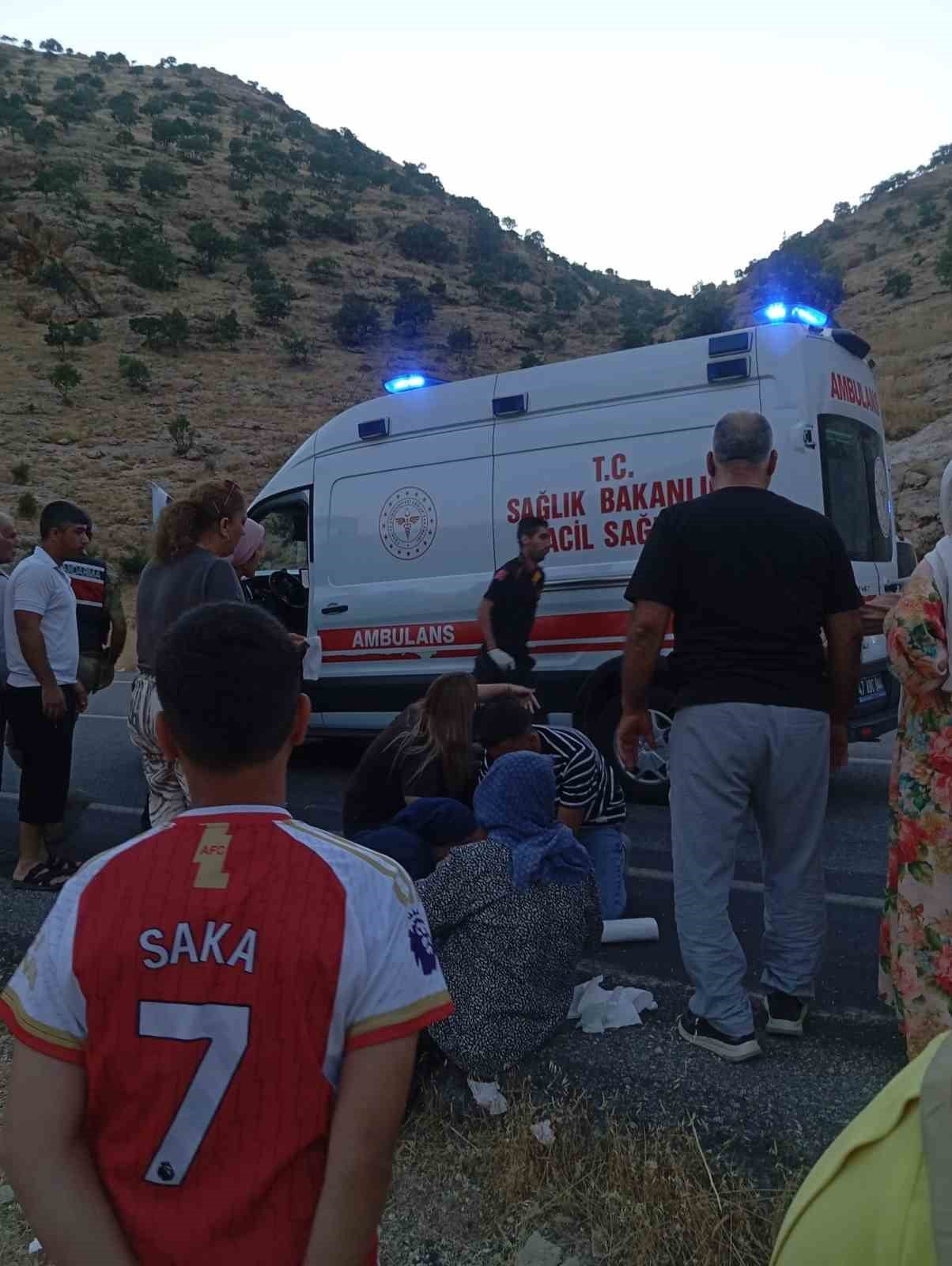 MARDİN'İN MİDYAT İLÇESİNDE OTOMOBİL İLE HAFİF TİCARİ ARACIN ÇARPIŞMASI SONUCU 2 YAŞINDAKİ ÇOCUK...
