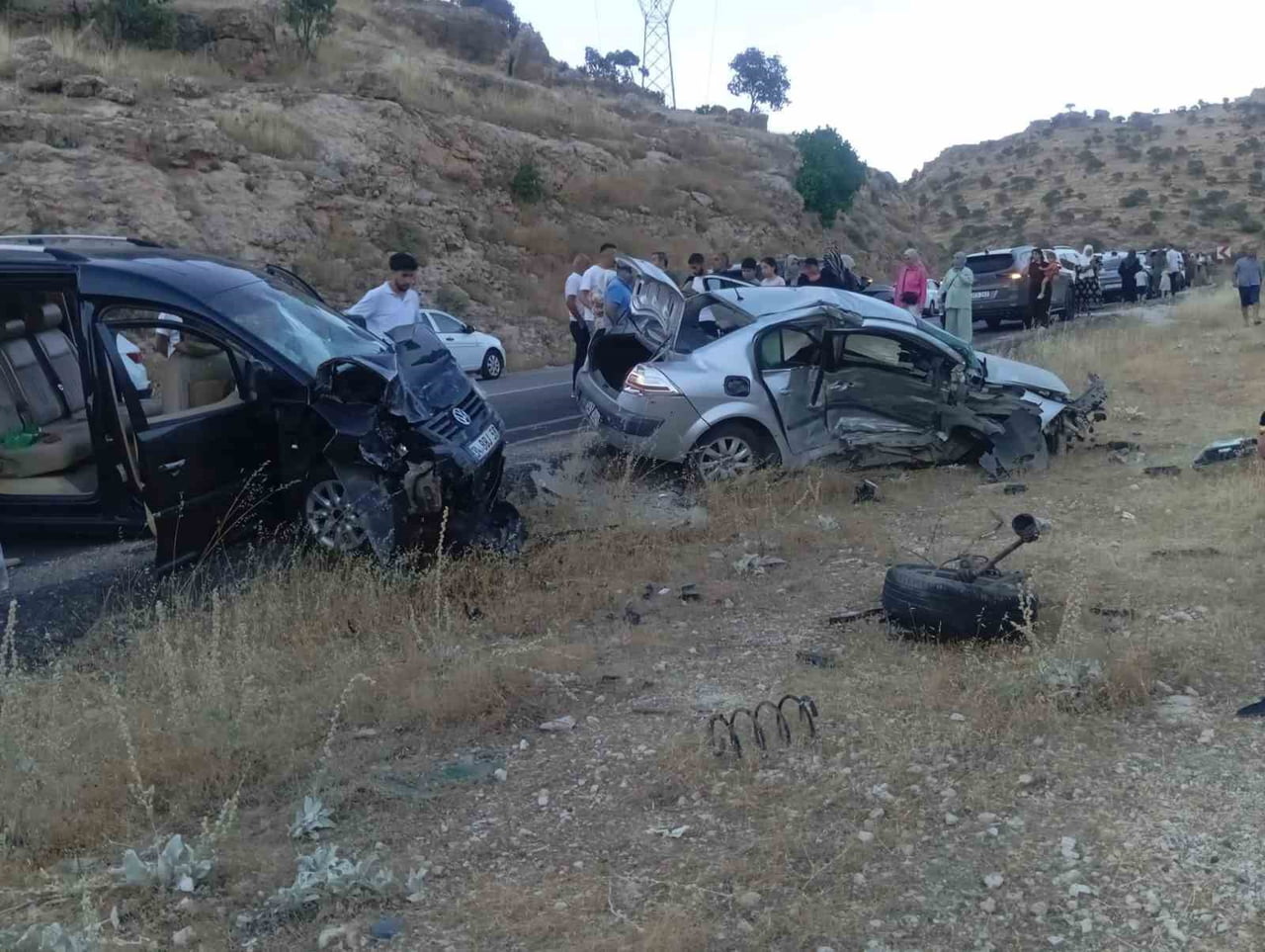 MARDİN'İN MİDYAT İLÇESİNDE OTOMOBİL İLE HAFİF TİCARİ ARACIN ÇARPIŞMASI SONUCU 2 YAŞINDAKİ ÇOCUK...
