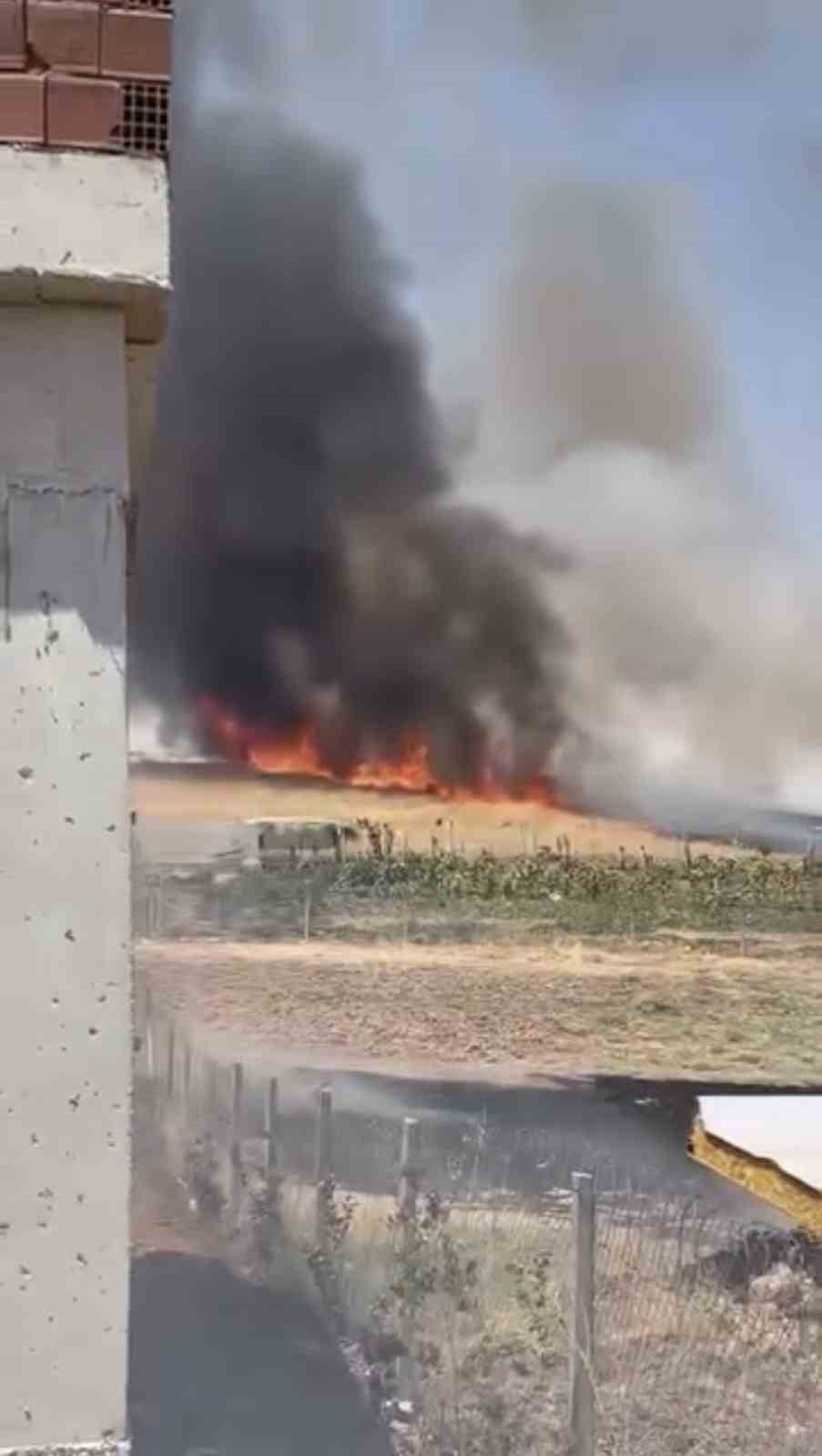MARDİN'İN NUSAYBİN İLÇESİNDE ÇIKAN ANIZ YANGININA İTFAİYE EKİPLERİNİN MÜDAHALESİ...