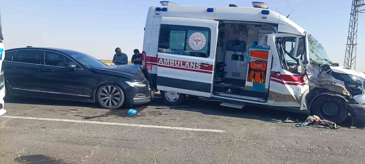 MARDİN'İN NUSAYBİN İLÇESİNDE HASTA TAŞIYAN AMBULANSIN TIRA VE ARDINDAN ARKADAN GELEN OTOMOBİLİN...