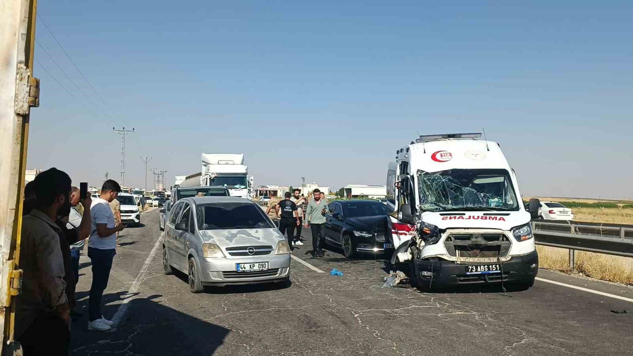 MARDİN'İN NUSAYBİN İLÇESİNDE HASTA TAŞIYAN AMBULANSIN TIRA VE ARDINDAN ARKADAN GELEN OTOMOBİLİN...