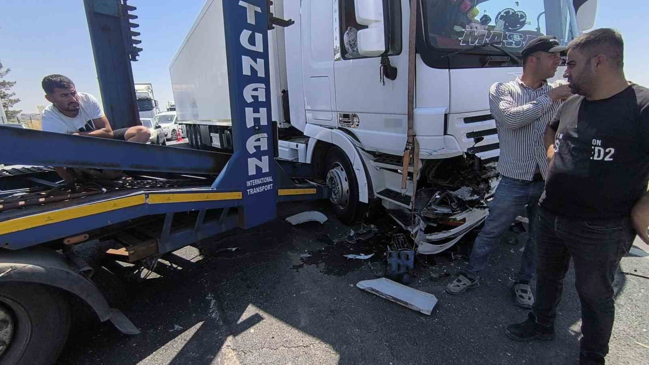 MARDİN'İN NUSAYBİN İLÇESİNDE İKİ TIRIN ÇARPIŞMASI SONUCU MEYDANA GELEN TRAFİK KAZASINDA 1 KİŞİ...