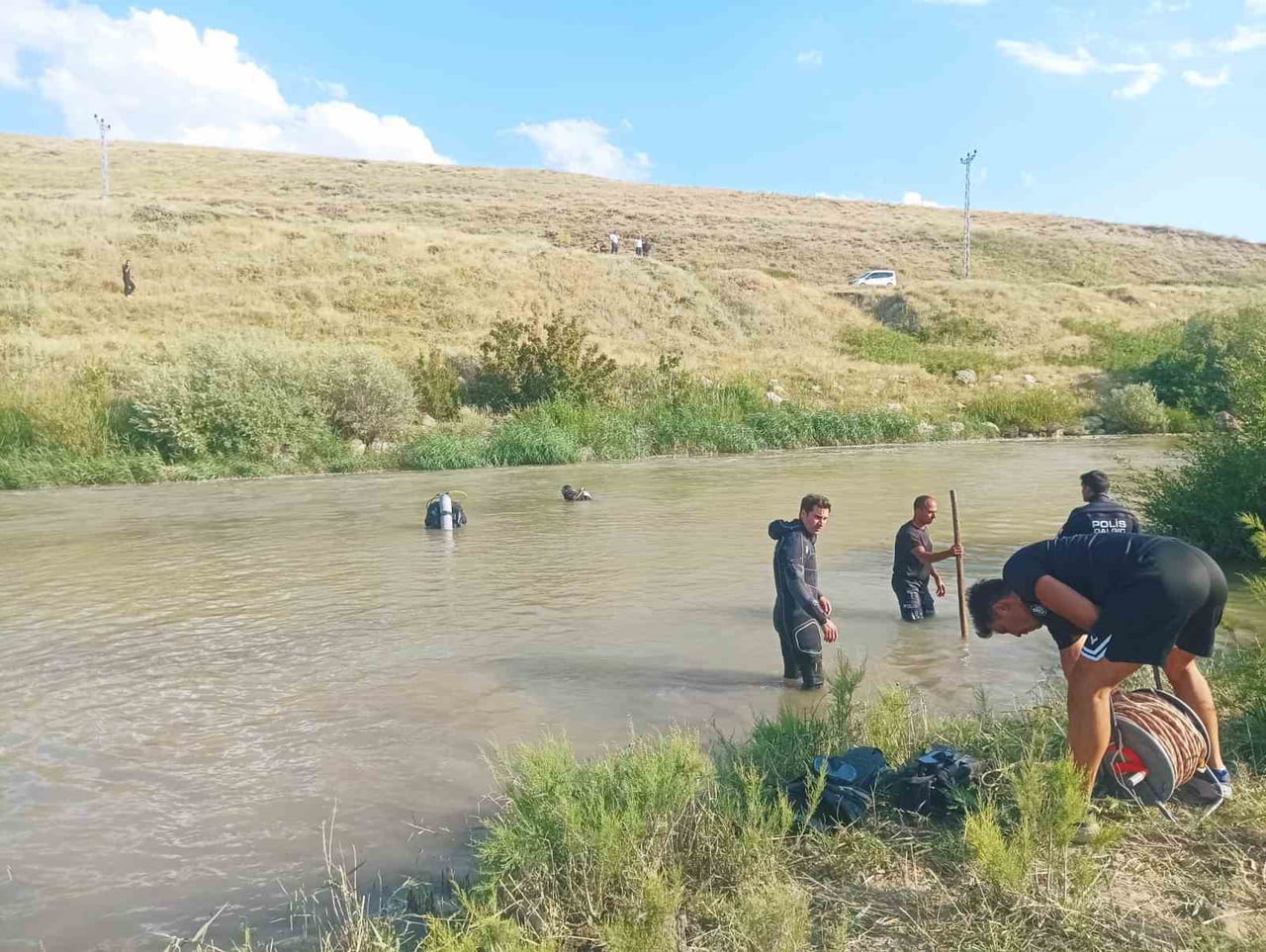 MARDİN’DEN ÇOBANLIK YAPMAK ÜZERE MUŞ’UN BULANIK İLÇESİNE GELEN CAN AİLESİNİN ÇAYA DÜŞEN 6 VE 8...