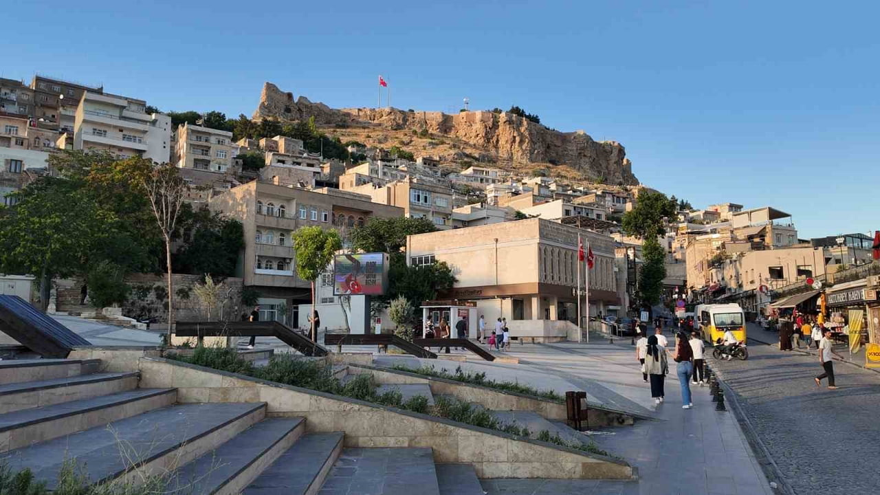 MARDİN OTELCİLER VE TURİZMCİLER DERNEĞİ, MARDİN ARTUKLU ÜNİVERSİTESİNİ TERCİH EDEN 100 ÖĞRENCİ İLE...