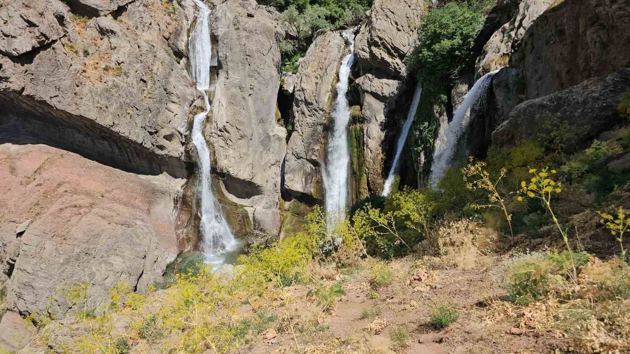 MARÎNÜS ŞELALESİ, YAZ MEVSİMİYLE BİRLİKTE DOĞASEVERLERİN VE FOTOĞRAF TUTKUNLARININ GÖZDE...