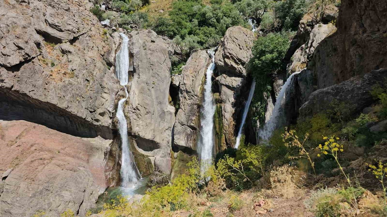 MARÎNÜS ŞELALESİ, YAZ MEVSİMİYLE BİRLİKTE DOĞASEVERLERİN VE FOTOĞRAF TUTKUNLARININ GÖZDE...