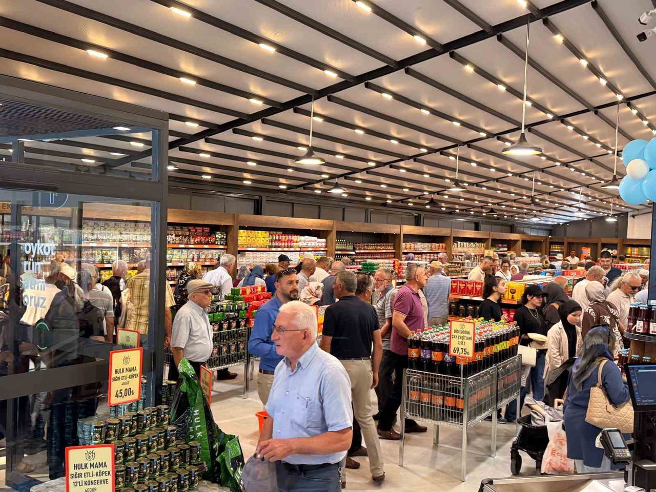 MARKET VATANDAŞLARDAN YOĞUN İLGİ GÖRDÜ.