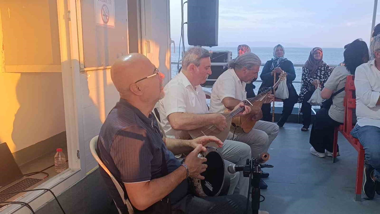 MARMARA DENİZİ'NDE GERÇEKLEŞTİRİLEN PROGRAMDA DUYGU DOLU ANLAR YAŞANIRKEN, KATILIMCILAR TÜRKÜLER...